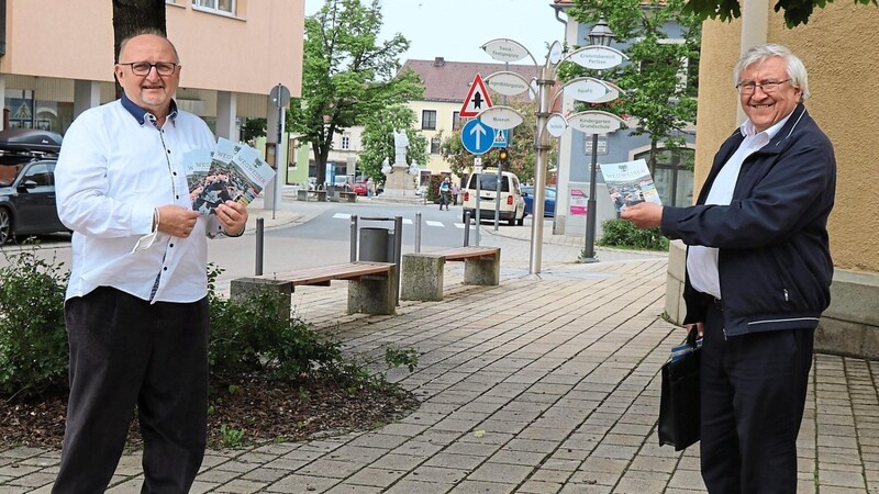 Eines der ersten Exemplare des neuen Wegweisers für Senioren überreichte Seniorenbeiratsvorsitzender Arnold Lindner an Stadtpfarrer Wolfgang Häupl (rechts).