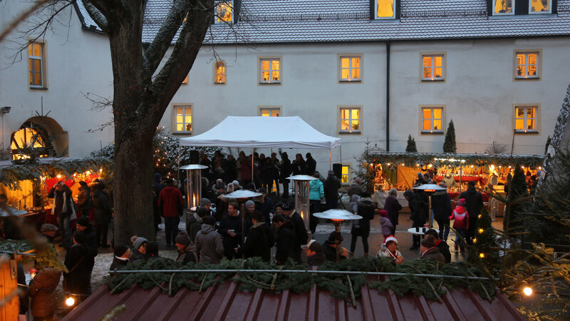 Im Schlossinnenhof bewies sich als ideale Kulisse für den Christkindlmarkt.
