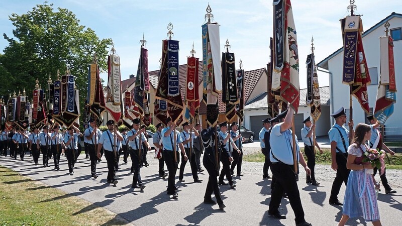 Eine beeindruckende Parade mit über 80 Fahnen des Jubelvereins und zahlreicher Gastvereine zog nach dem Festgottesdienst durch Demling.