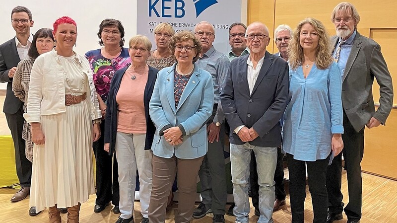 Die neue KEB-Vorsitzende im Landkreis Kelheim, Anneliese Röhrl (vorne, 3. v. r.), mit ihrem Team.