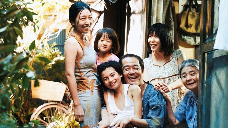 Der Familienvater (Lily Franky) und seine Frau (hinter ihm rechts: Sakura Ando) haben die kleine Yuri (Miyu Sasaki, hinten links) in ihre Patchwork-Familie aufgenommen, wo letztlich die Großmutter (Kilin Kiki, rechts) das Sagen hat.