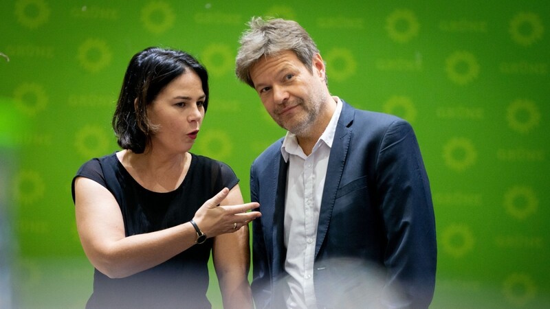 Annalena Baerbock und Robert Habeck (Archivfoto) wollen unter Beweis stellen, dass die Grünen auch Wirtschaftskompetenz haben.