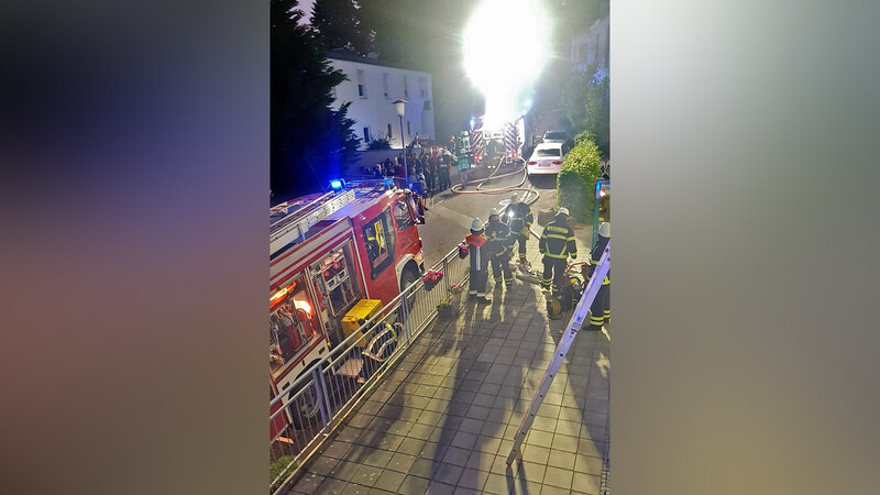Ein Großaufgebot an Feuerwehrkräften war in der Nacht zum Mittwoch beim Brandeinsatz in einem Wohngebäude in Bogen.
