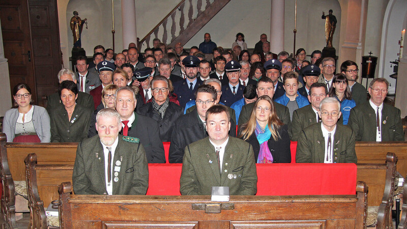 Vereinsmitglieder, die Schützenvereine der Sektion Fraunberg, die Ortsvereine und Ehrengäste waren zum Festgottesdienst gekommen.
