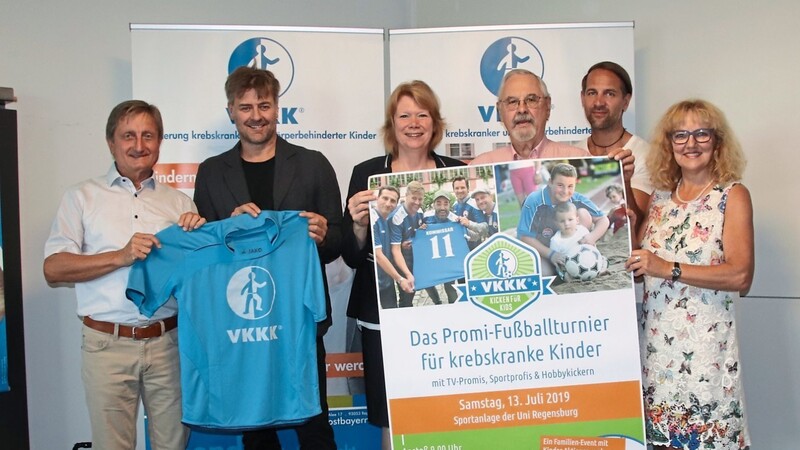 Der Vorstand vom VKKK organisiert zum achten Mal Kicken für Kids: Günther Linder (v. l.), Marcus Mittermeier, Irmgard Scherübl, Professor Franz-Josef Helmig, Markus Liebezeit, Theresia Buhl.