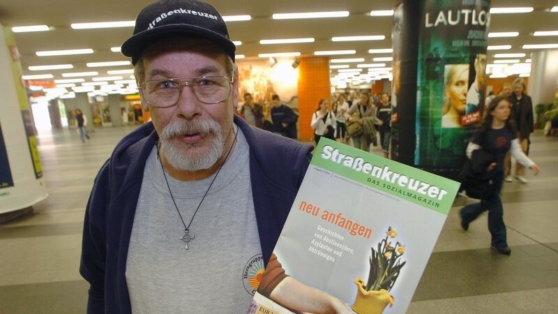 Klaus-Peter Bartsch steht in einer U-Bahn-Unterführung in Nürnberg und verkauft das Sozialmagazin "Straßenkreuzer".