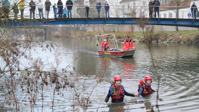 Mit einem Boot der Deutschen Lebensrettungsgesellschaft und Tauchern der BRK-Wasserwacht wurde am Sonntag nach einem möglichen Vermissten gesucht.