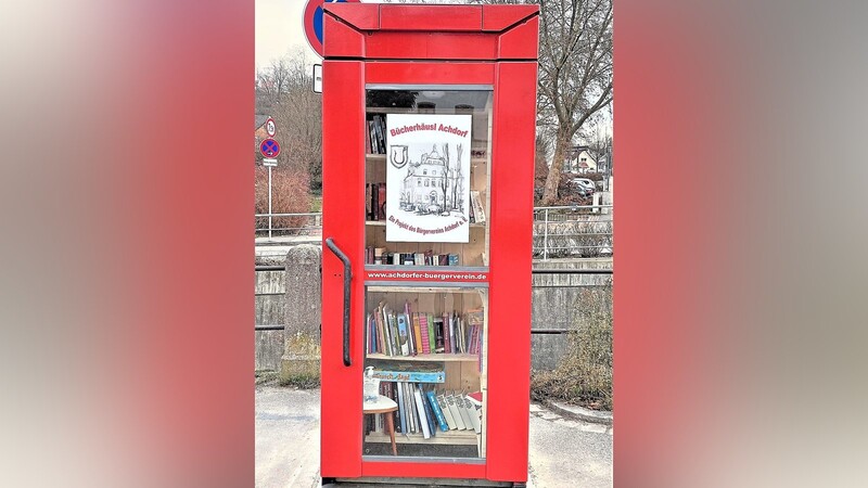 Das leuchtend rote Bücherhäusl ziert seit einigen Wochen den Platz beim Kriegerdenkmal in Achdorf.