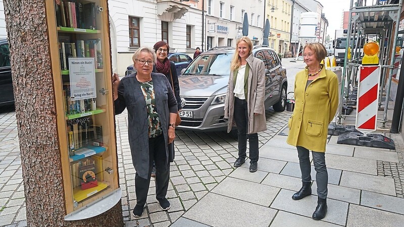 Am neuen Bücherbaum: (v. l.) Edith Polkehn (Kunstverein), Ursula Keßler und Patrizia Gillner (beide "Demokratie leben!"), sowie Christine Weileder-Just (Kunstverein).