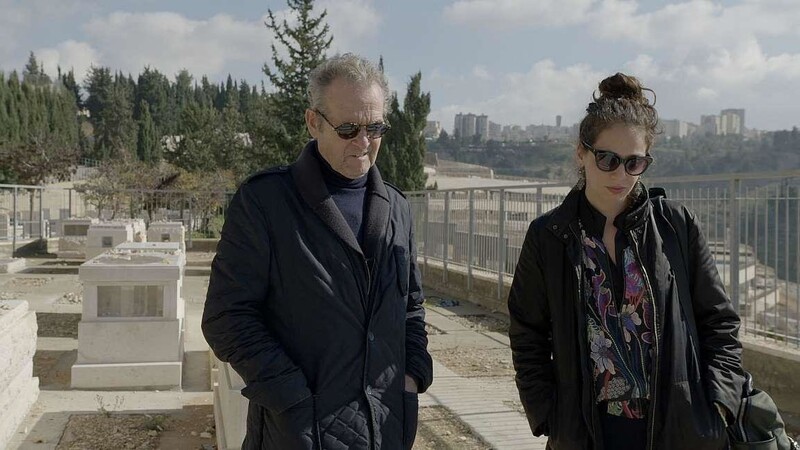 Sharon Ryba-Kahn und ihr Vater auf dem Friedhof.