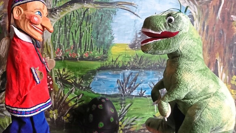 Der Kasperl muss sich bei den Aufführungen im Paul-Theater um ein Dinokind kümmern.