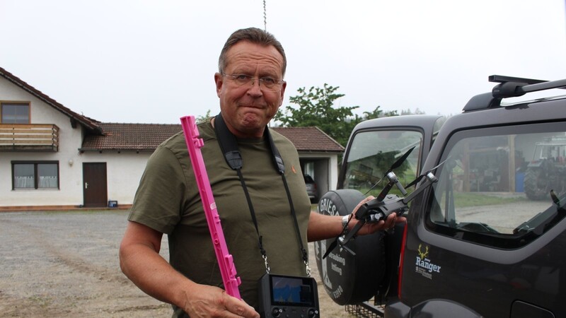 Anfang des Jahres hat sich Robert Zwickl eine Drohne zugelegt, um die Wildtiere in der Wiese leichter aufspüren zu können. Wenn er ein Rehkitz gefunden hat, das noch klein ist, bedeckt er es mit einem luftdurchlässigen Korb und steckt die Fläche mit den pinken Weidezaunstäben ab.