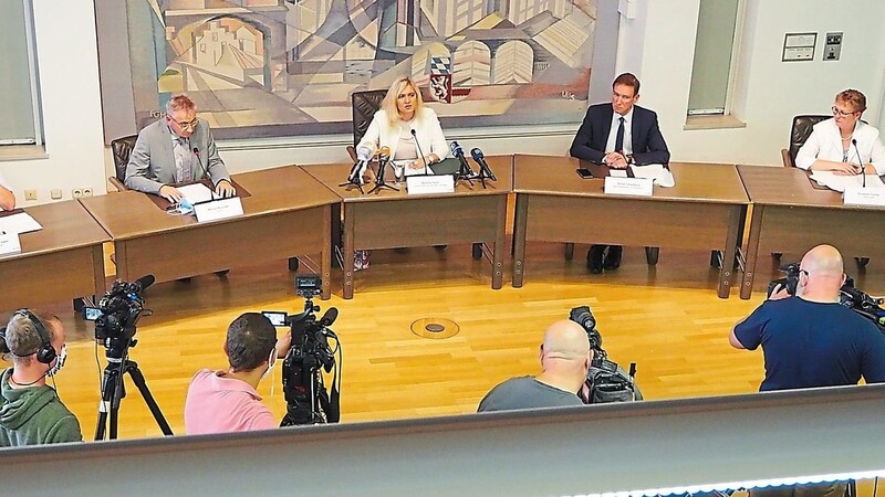 Die Vertreter zahleicher Medienhäuser und Fernsehanstalten wohnten dem Pressegespräch mit Staatsministerin Melanie Huml und Landrat Werner Bumeder bei.