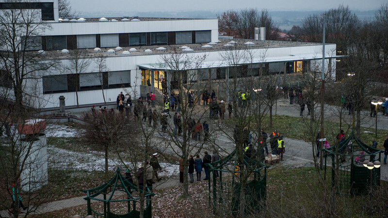 Circa 1.400 Menschen kamen zur Lichterkette vor dem Landauer Krankenhaus. Foto: Mathias Adam