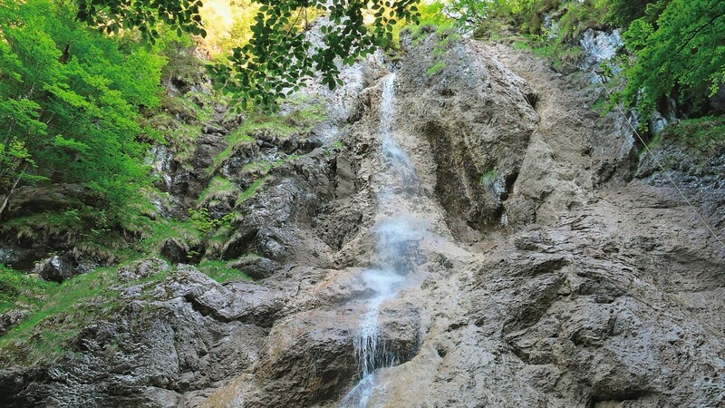 Ein Wasserfall im Schluchtwald beim Wetzsteinbruch.