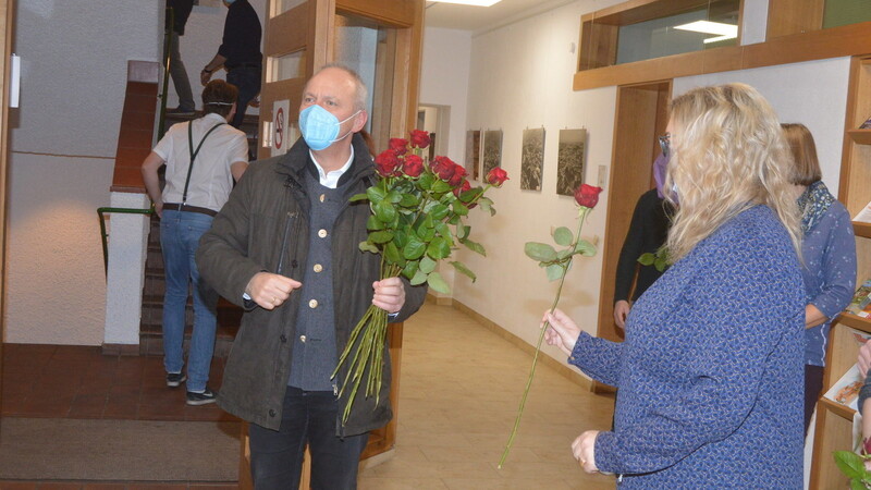 Die Mitarbeiter des Rathauses gratulierten Reff mit roter Rose.