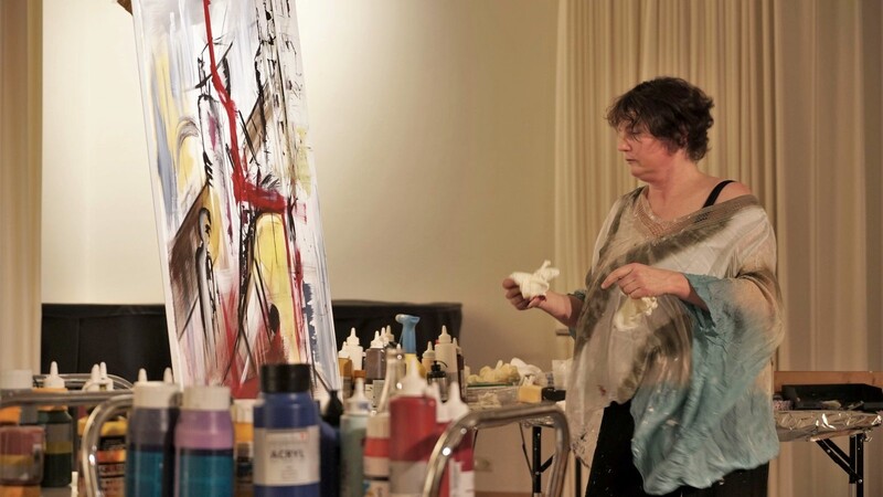 Live Painting im Kapuzinerstadl: Barbara Clear zeigte ihr breites künstlerisches Können.