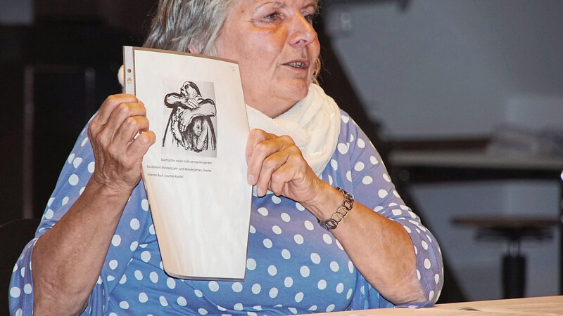 Edeltraud Forster zeigte am Samstag im Bürgersaal unter anderem die Lithografie "Saatfrüchte sollen nicht vermahlen werden", mit der die Künstlerin Käthe Kollwitz gegen den Wahnsinn des Krieges protestierte.