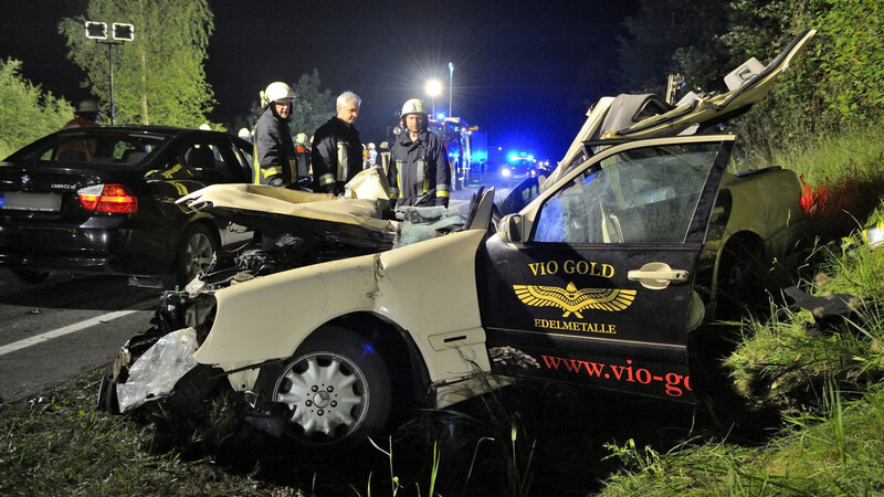 Bei dem Unfall auf der B20 bei Straubing starben vier Personen. Foto: Mathias Adam