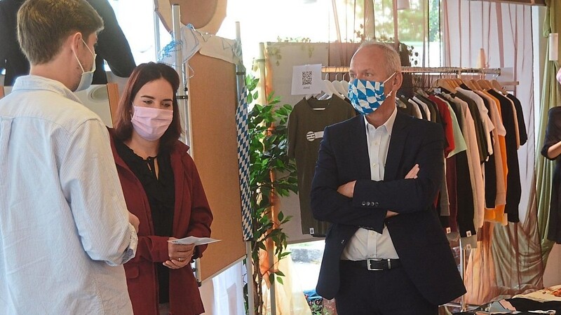 Die Ideen des Mode-Ladens ließ sich Bürgermeister Josef Reff (rechts) bei der Eröffnung erläutern.