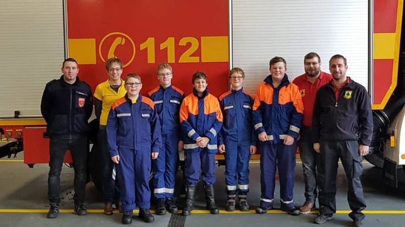 Fünf Feuerwehrschratzln wurden am Samstag offiziell in die Jugendfeuerwehr aufgenommen, sehr zur Freude der erwachsenen "Kollegen".