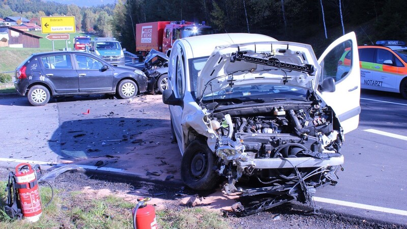 Am Montagnachmittag prallten drei Autos an der Kreuzung nach Böbrach zusammen - es gab wie durch ein Wunder keine Verletzten.
