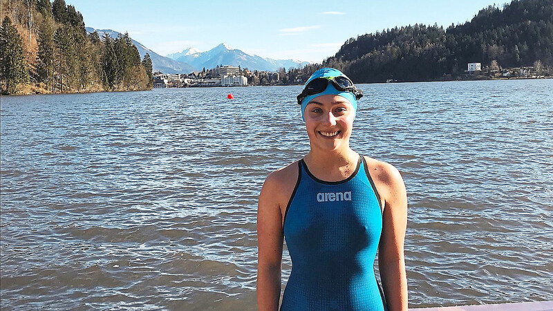 Vor eindrucksvoller Kulisse des Bleder Sees in Slowenien freut sich Luisa Lang über zwei WM-Bronzemedaillen.