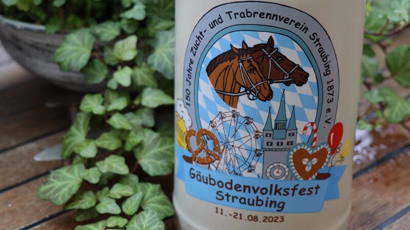Der offizielle Volksfestkrug 2023 ist 150 Jahren Zucht- und Trabrennverein Straubing gewidmet.