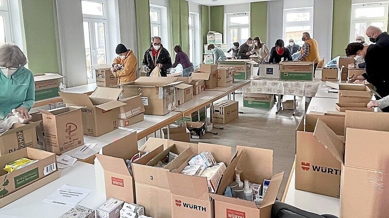 Angehörige des Pfarrgemeinderates, der Ministranten, des Helferkreises und andere Bürger verpackten Dutzende Kartons.
