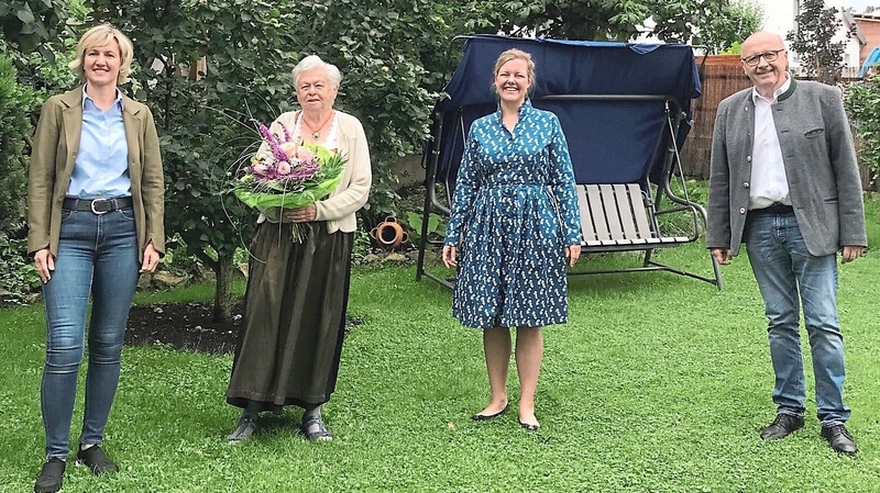 Landtagsabgeordnete Petra Högl (links), Landrat Martin Neumeyer und FU-Vorsitzende Maureen Sperling (2. v. r.) gratulierten Heidi Pfundt zu ihrem 80. Geburtstag.