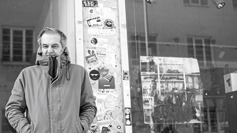 Frostige Zeiten: Christos Davidopoulos vor dem Laden "Optimal Records" an der Kolosseumstraße.