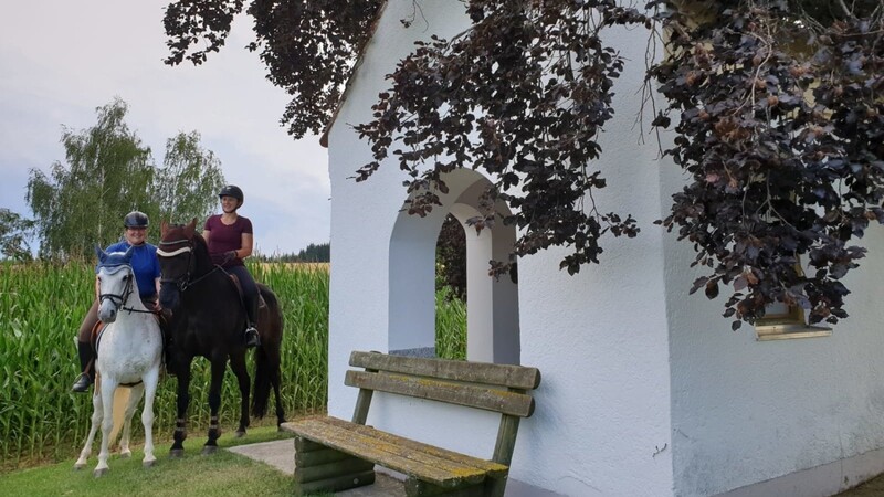 Zwei Reiterinnen nehmen zu Pferd an der Kapellenrallye teil.