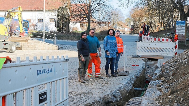Bürgermeisterin Monika Bergmann und Bauhofleiter Josef Bielmeier freuen sich, dass nun die ersten Tiefbauarbeiten im Gange sind.