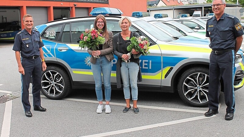 Stephan Seiler (l.) und Werner Feilmeier dankten Meret (2. v. r.) und Sabine Eberherr für ihre große Zivilcourage.  Foto: Polizeiinspektion Deggendorf