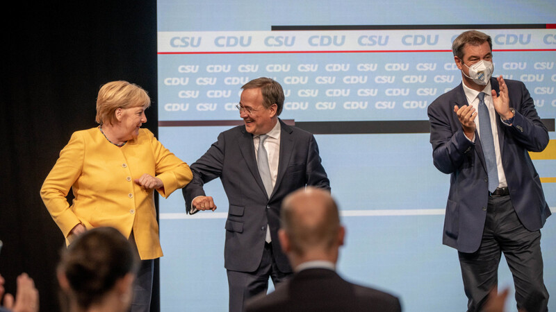CDU-Chef Armin Laschet (M.) will Angela Merkel im Kanzleramt nachfolgen. Der CSU-Vorsitzende Markus Söder sagt ihm seine Unterstützung zu.