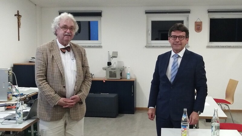 Bürgermeister Rudolf Radlmeier begrüßte Prof. Dr. Ernst Fricke (FDP), der Marco Altingers Sitz im Gemeinderat übernimmt.
