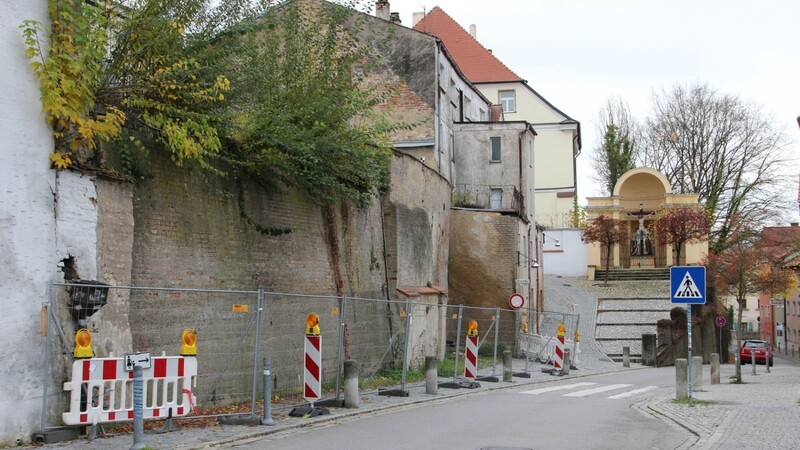 Der Gehweg an der historischen Stadtmauer bleibt abgesperrt. Zur Absicherung der Mauer ist ein Stützgerüst geplant.