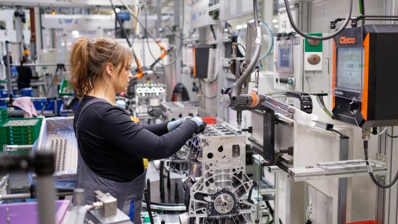 Eine Mitarbeiterin in der Montage im VW-Werk Salzgitter: Die deutschen Industriebetriebe haben ihre Produktion stark zurückgefahren.