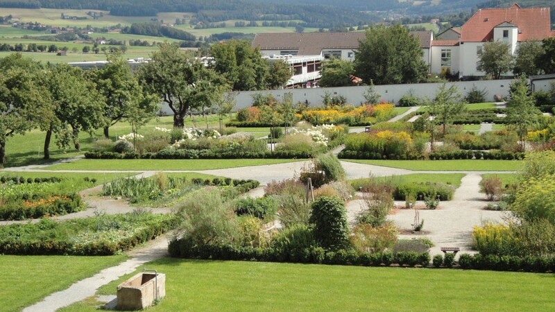 Der Neukirchner Klostergartens wurde unter dem Leitmotiv "Bewahrung der Schöpfung"neugestaltet und im Jahr 2009 eingeweiht. Vier Gärten stellen die Strophen des Sonnengesanges des Heiligen Franz von Assisi dar.