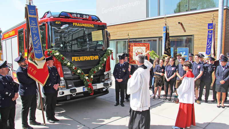 Bei strahlendem Sonnenschein weihte Diakon Christian Pastötter am Sonntag das neue LF20 Einsatzfahrzeug der Freiwillige Feuerwehr Fraunberg.