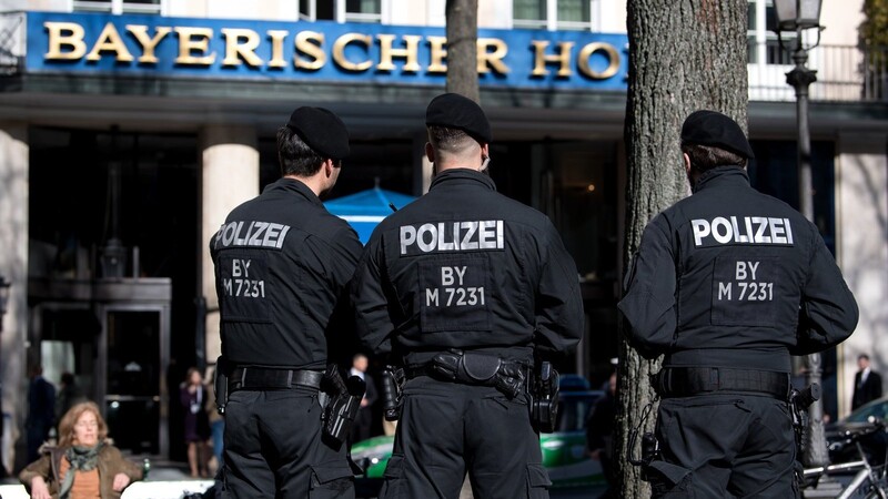 Polizisten stehen während der Münchner Sicherheitskonferenz rund um die Uhr vor dem Tagungshotel Bayerischer Hof. Rund um die Sicherheitskonferenz werden 3.900 Polizisten im Einsatz sein und hochrangige Politiker schützen.