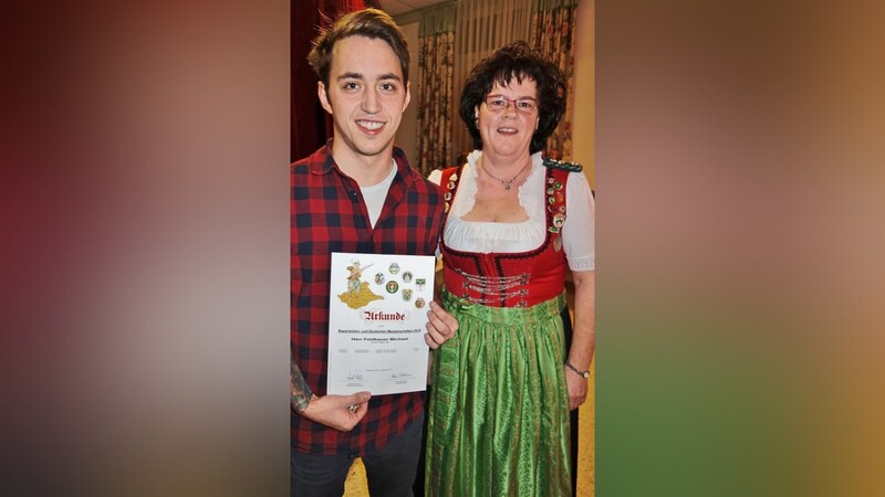 Christine Rösch gratulierte Michael Feldbauer zum dritten Platz bei der bayerischen Meisterschaft 2019 im Luftgewehrschießen für Körperbehinderte.