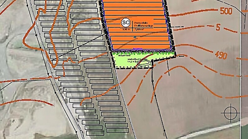 Rund 7 300 Quadratmeter umfasst die Fläche (Orange), um die der Solarpark bei Mitterstetten erweitert werden soll. In Grün die ins Auge gefasste Ausgleichsfläche.