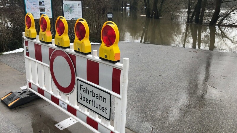 Das Kloster Weltenburg im Landkreis Kelheim wird vorsorglich gegen das Hochwasser gesichert. In der Nacht auf Mittwoch rechnet das Wasserwirtschaftsamt mit Hochwasser-Meldestufe 3.