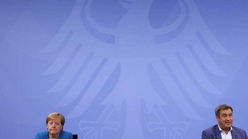 Angela Merkel und Markus Söder geben eine Pressekonferenz.