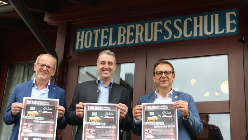 Xaver Dietrich, Leiter der Hotelberufsschule Viechtach (v.li.), Brauerei-Geschäftsführer Markus Grüsser und Viechtachs Bürgermeister Franz Wittmann freuen sich auf den Geschmackstest.