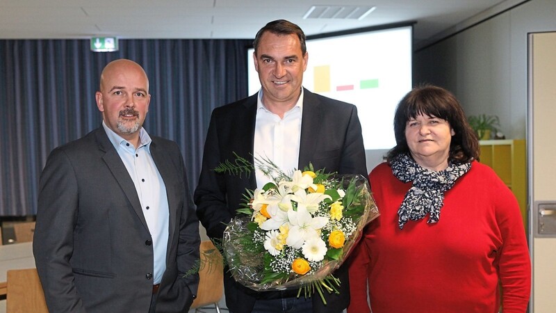 Gratulierten Bürgermeister Alfred Holzner (Freie Wähler) zur Wiederwahl: die Herausforderer Markus Kutzer (CWSU) und Angelika Wimmer (SPD). Die Blumen bekam Holzner von seiner Sekretärin Martina Stadler geschenkt.