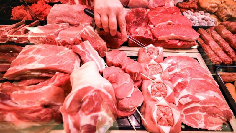 Verschiedene Sorten Schweinefleisch (vorn) und Rindfleisch liegen in einer Fleischtheke in einem Supermarkt. Für mehr Tierwohl hält Bundesagrarminister Cem Özdemir eine Tierwohlabgabe für möglich.