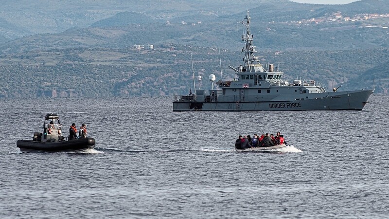 Flüchtlinge treffen vor der griechischen Insel Lesbos auf ein Schiff mit Frontex-Auftrag (Archivfoto).