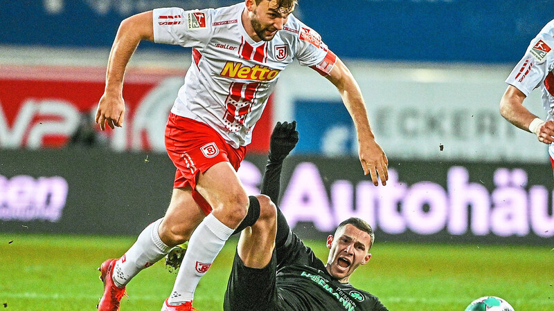 Den Rang ablaufen wollen am Freitag unter Flutlicht die Jahn-Spieler um Kapitän Benedikt Gimber (l.) dem Bundesliga-Absteiger SpVgg Greuther Fürth (Branimir Hrgota, am Boden).